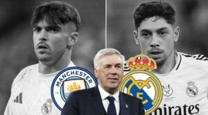 Carlo Ancelotti con escudos Man City y Real Madrid con Valverde y Asencio de fondo en blanco y negro