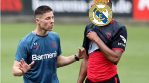 Xabi Alonso con un jugador del Leverkusen de incógnito