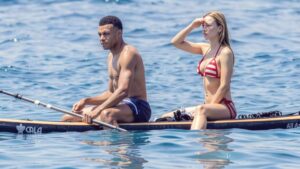Kylian Mbappé y Ester Expósito
